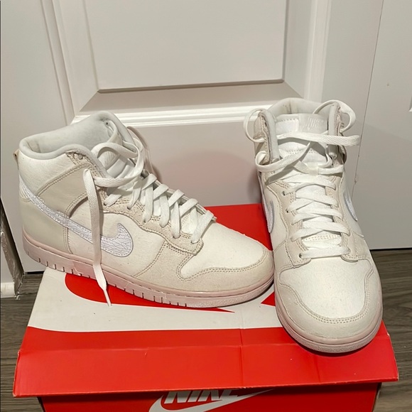 Nike High-Top Sneakers in Cream and Light Pink - Picture 3 of 5